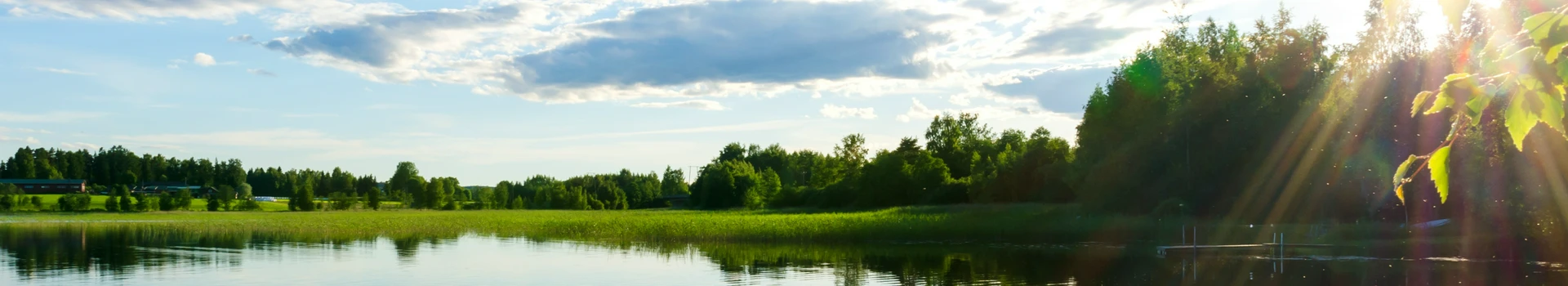 wschód słońca nad jeziorem